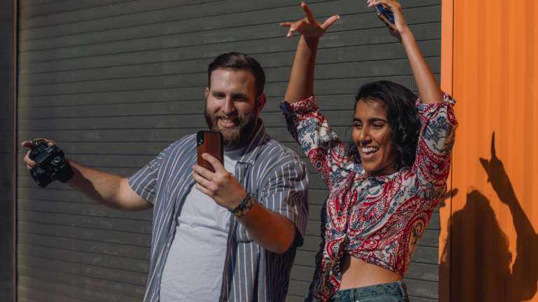 Maîtrisez l’Art du Selfie : 15 Astuces Incontournables pour Votre Portrait Parfait
